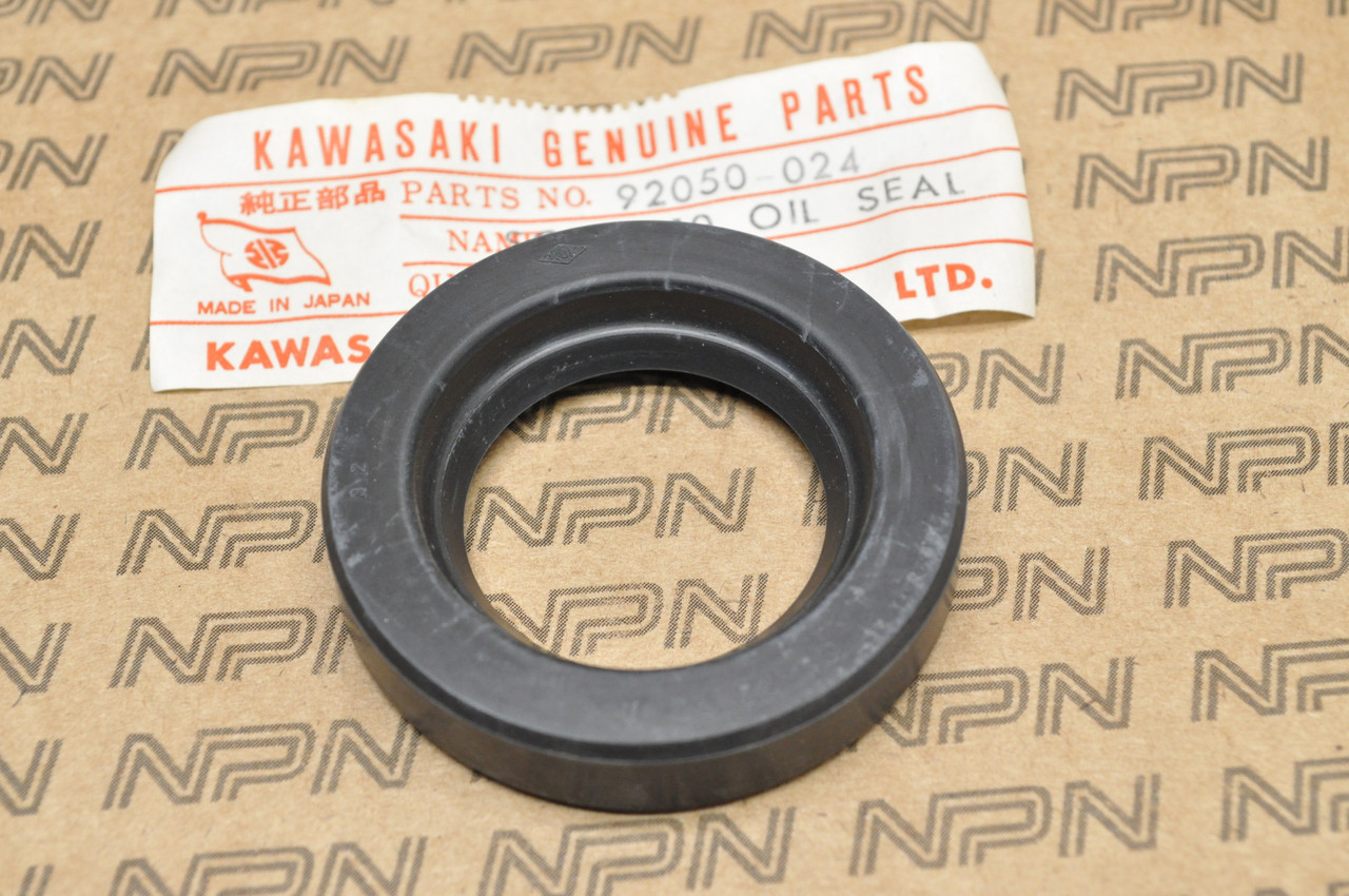 NOS Kawasaki H1 H2 KH400 KZ1000 KZ400 KZ750 S1 S2 ZX600 Oil Seal 92050-024