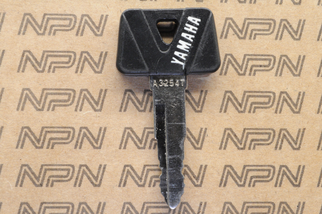 NOS Yamaha Ignition Switch & Lock Black Cap Key # A32547