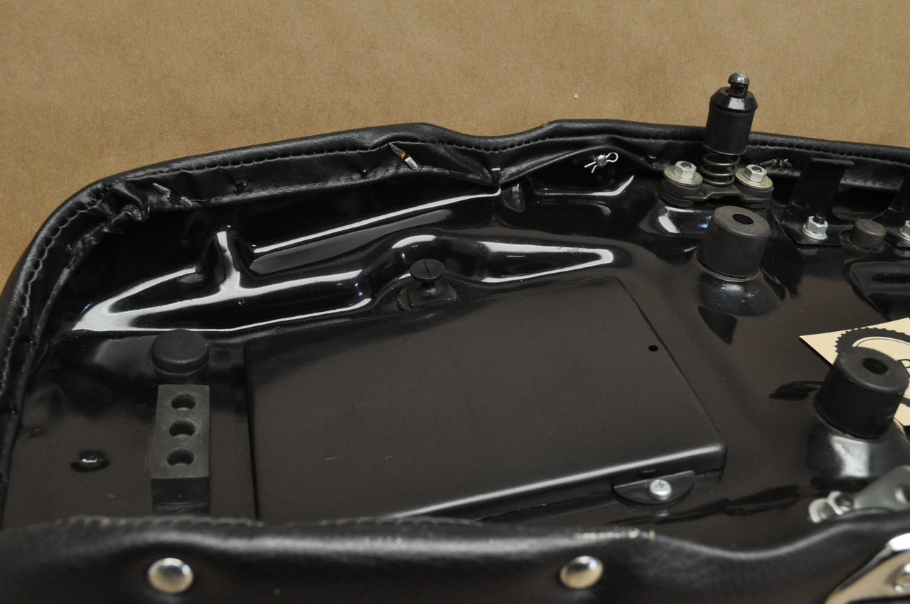 NOS Honda CL350 K4 Seat Cushion & Latch Assembly 77200-345-670 A