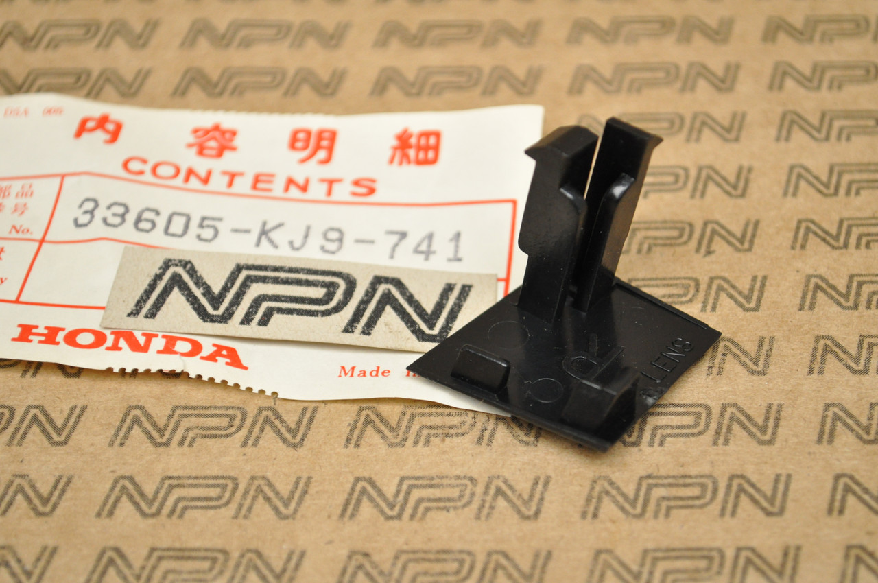 NOS Honda CH125 CH150 Elite Right Rear Turn Signal Blinker Cover 33605-KJ9-741