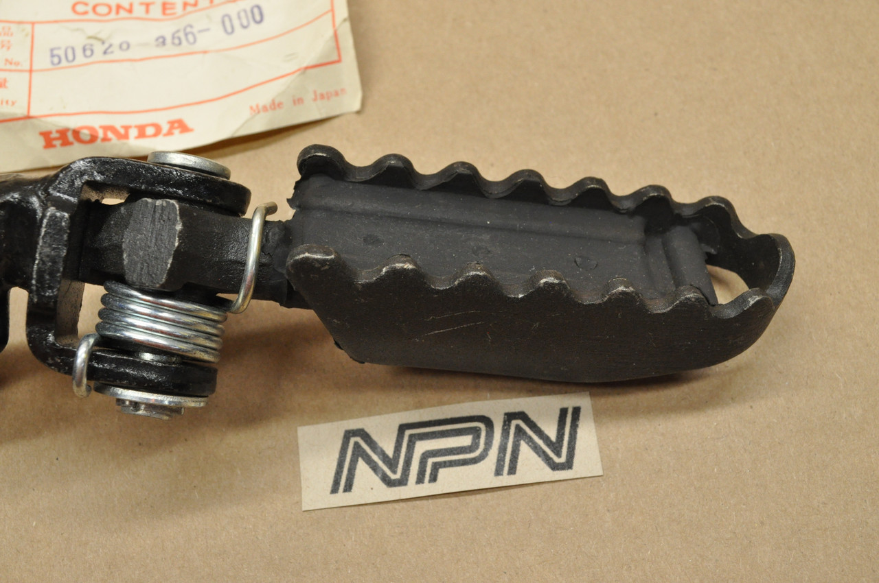 NOS Honda XL350 K0-K1 Right Foot Peg Rest Step Bracket Assembly 50620-356-000