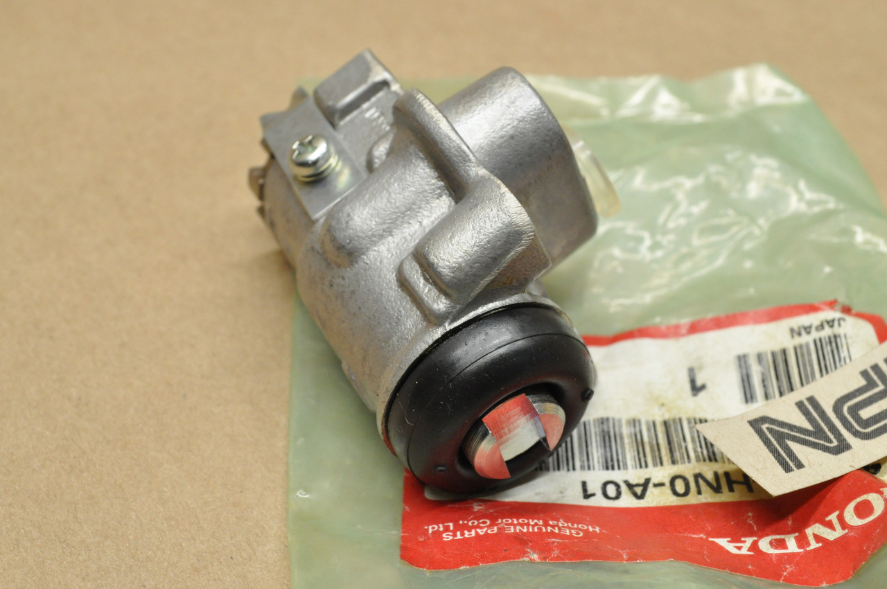 NOS Honda TRX400 TRX450 Fourtrax Right Front Wheel Brake Cylinder 45310-HN0-A01