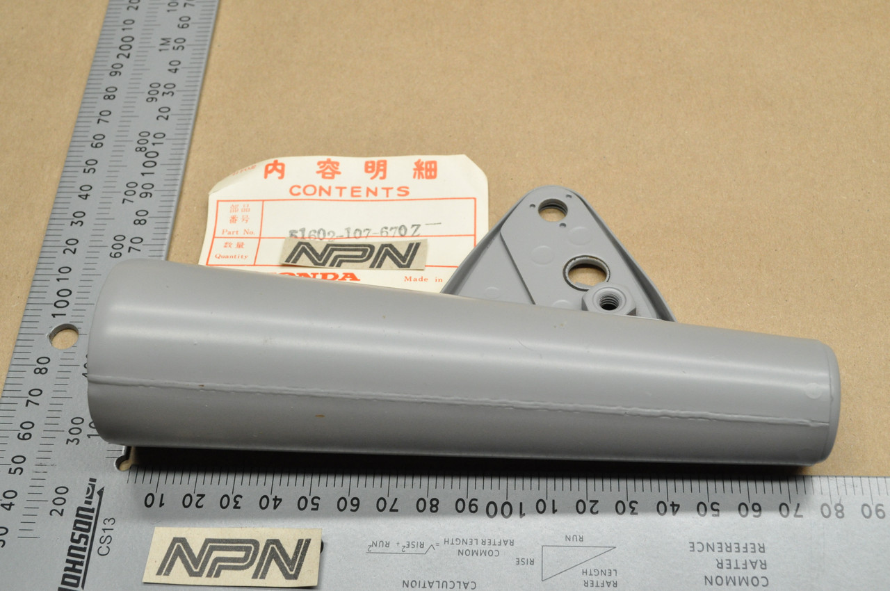 NOS Honda CB100 K0-K1 Right Fork Ear Head Light Stay Bracket 51602-107-670 Z