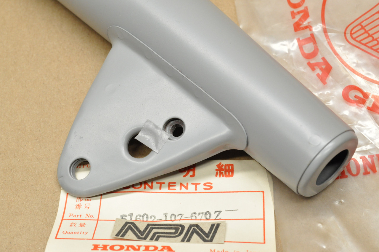 NOS Honda CB100 K0-K1 Right Fork Ear Head Light Stay Bracket 51602-107-670 Z