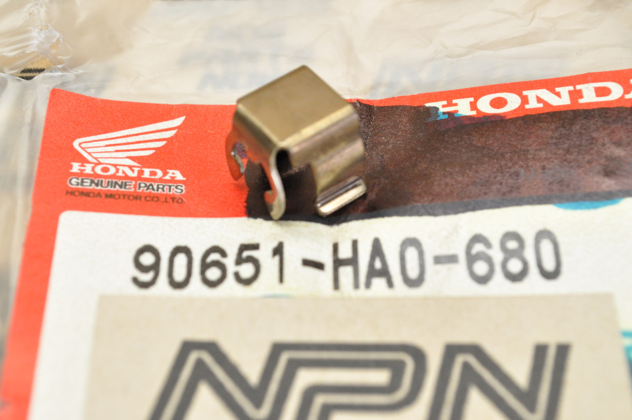 NOS Honda ATC250 TRX250 TRX300 TRX350 TRX400 Choke Cable Clip 90651-HA0-680
