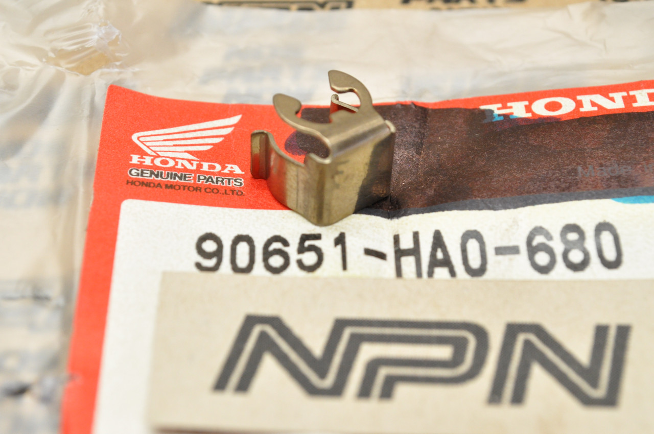 NOS Honda ATC250 TRX250 TRX300 TRX350 TRX400 Choke Cable Clip 90651-HA0-680