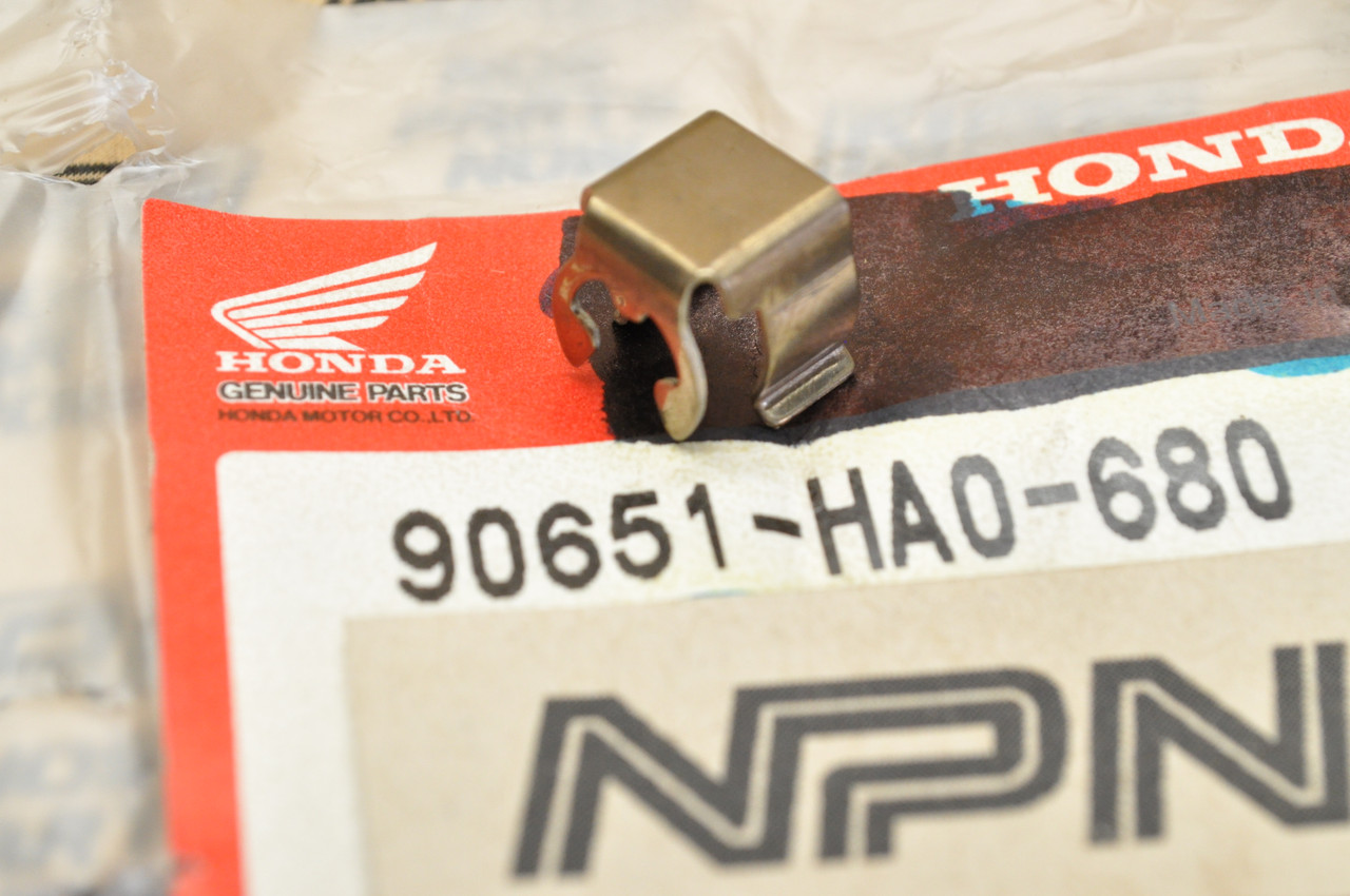NOS Honda ATC250 TRX250 TRX300 TRX350 TRX400 Choke Cable Clip 90651-HA0-680