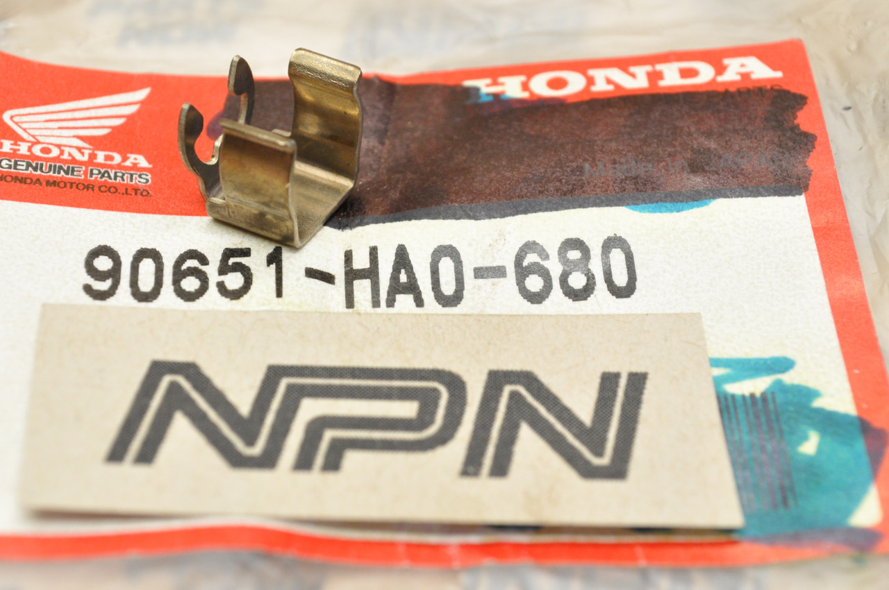 NOS Honda ATC250 TRX250 TRX300 TRX350 TRX400 Choke Cable Clip 90651-HA0-680