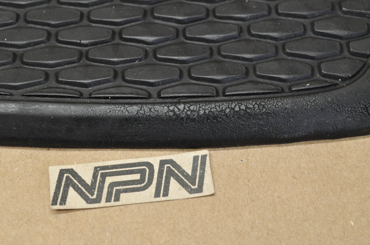 VTG OEM Honda CA77 Late Right Gas Tank Rubber Grip Knee Pad 17661-271-000