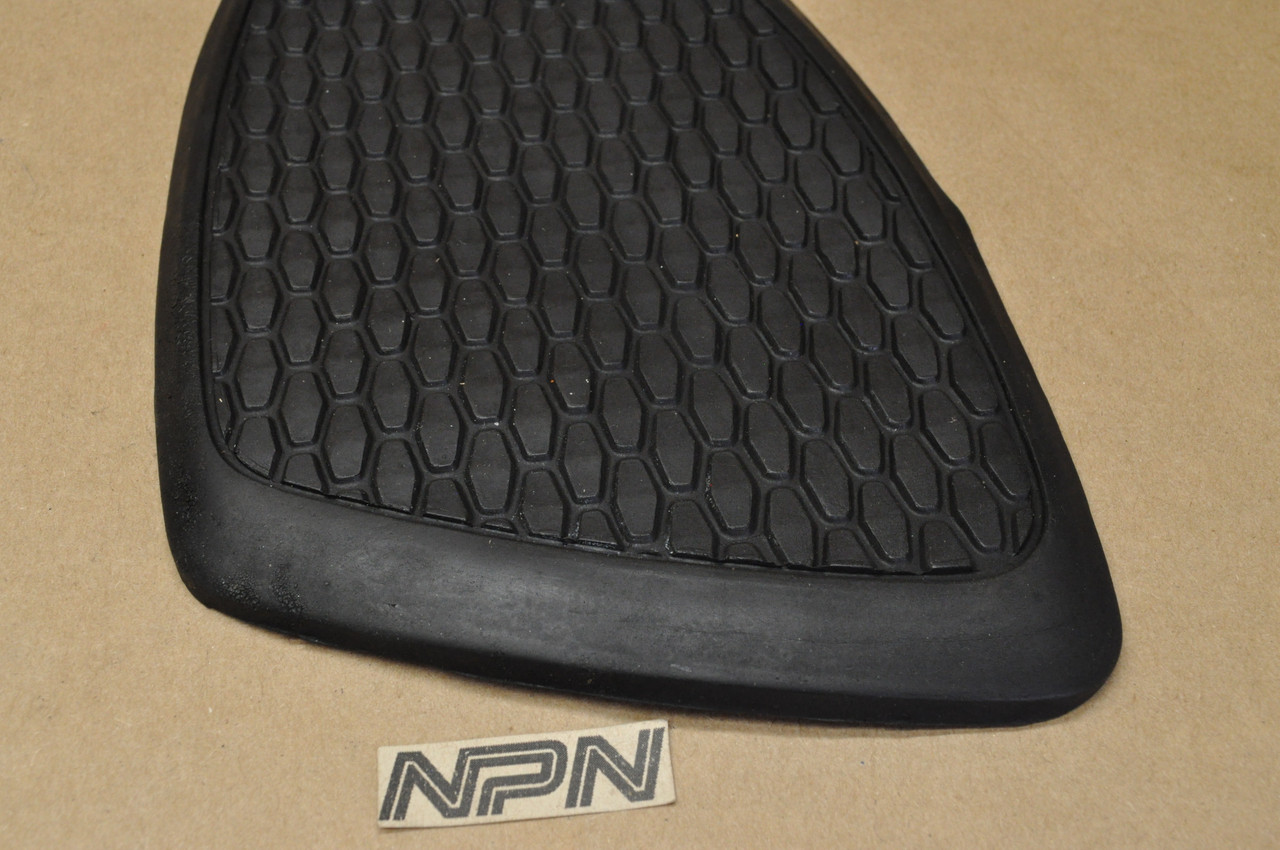 VTG OEM Honda CA77 Late Right Gas Tank Rubber Grip Knee Pad 17661-271-000