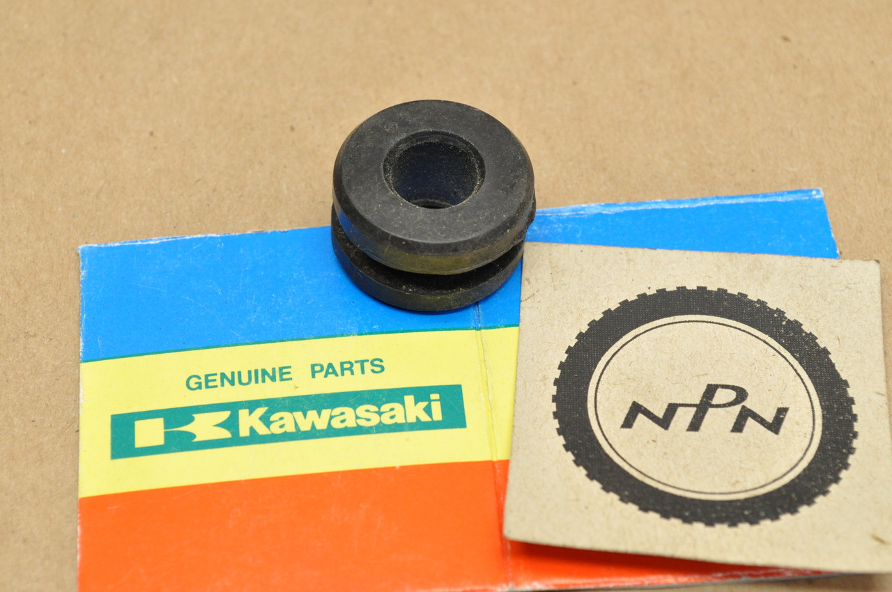 NOS Kawasaki A1 A7 F4 F6 F7 G3 H1 KDX200 KDX250 KH500 KLF300 KLT250 KZ1000 Tank Front Rubber Damper 92075-013