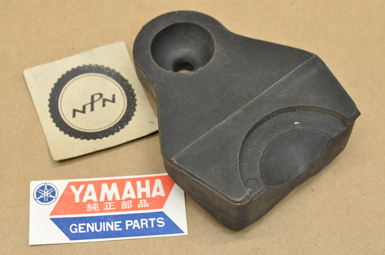 NOS Yamaha TX650 XS1 XS2 XS650 Gas Tank Rear Locating Damper 256-24181-00