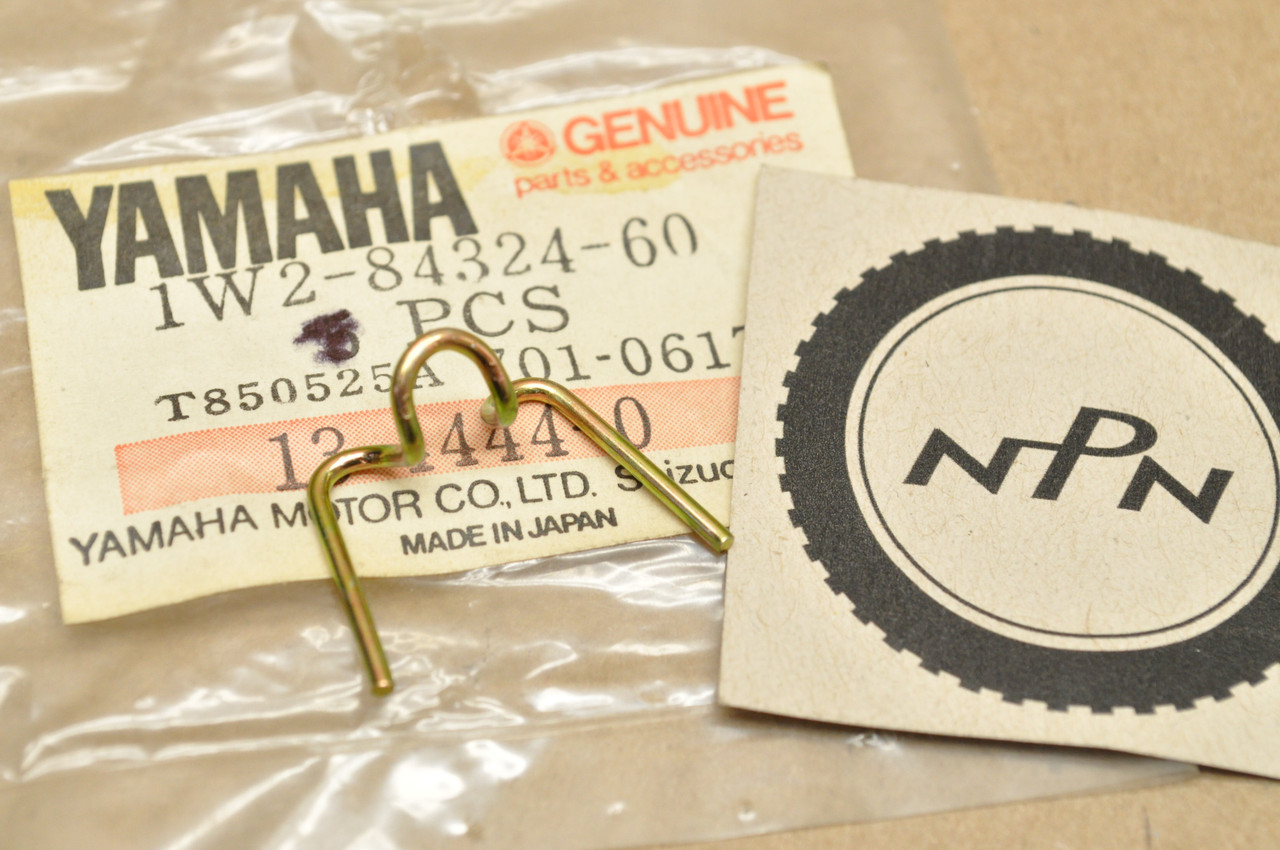 NOS Yamaha IT125 IT175 IT250 IT400 IT425 MX100 MX175 TT250 Reflector Spring 1W2-84324-60