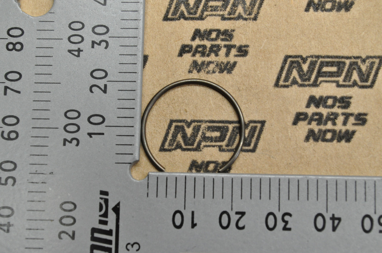 NOS Suzuki GN400 SP370 SP400 TM400 TS400 Piston Pin Circlip 09381-20001
