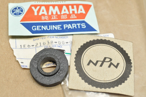 NOS Yamaha DT250 DT400 IT400 MX250 MX400 RT2 SC500 TT500 TY250 XT500 YZ250 YZ80 Fender Rubber Grommet 1E6-21638-00
