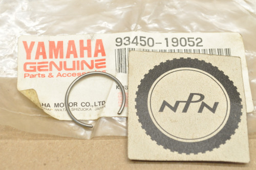 NOS Yamaha FJ1100 IT250 IT400 IT490 WR500 YZ250 YZ400 YZ490 Piston Circlip 93450-19052