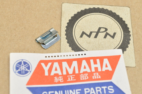 NOS Yamaha SR500 XJ1100 XS1100 XS850 XT500 XVZ12 XVZ13 Fuel Tank Clip 90468-03063