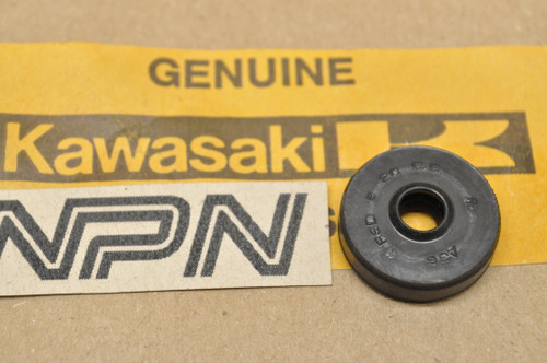NOS Kawasaki KD125 KE125 KS125 KX125 Clutch Push Rod Oil Seal 92050-058