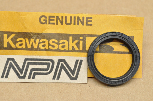 NOS Kawasaki EN450 EX305 KL250 KZ440 KZ550 KZ750 ZX550 Oil Seal 92049-1059