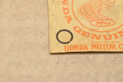 NOS Honda CA160 CA175 CB175 CB92 CL175 SL175 Valve Guide Clip 12253-200-300
