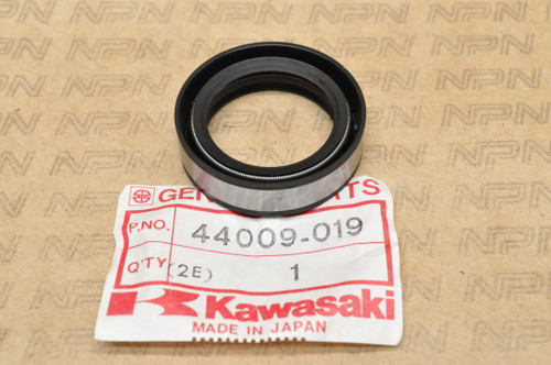 NOS Kawasaki C2 SS C2TR F3 F6 F7 G31M G4 G5 KE100 KV100 Fork Oil Seal 44009-019