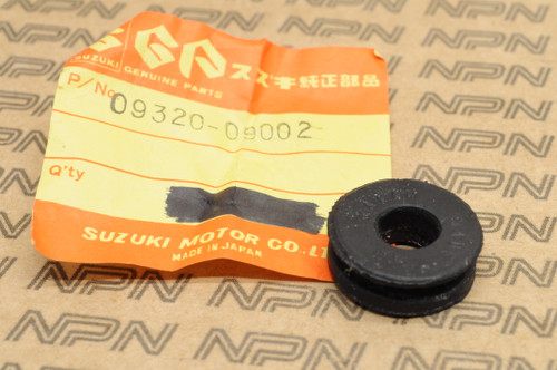 NOS Suzuki K10 A100 RM370 Fender Gas Fuel Tank Head Light Seat Rubber Cushion Damper 09320-09002