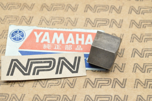NOS Yamaha DT250 IT400 MX125 RT1 RZ350 TT500 XT250 YZ490 Nut 90170-12347