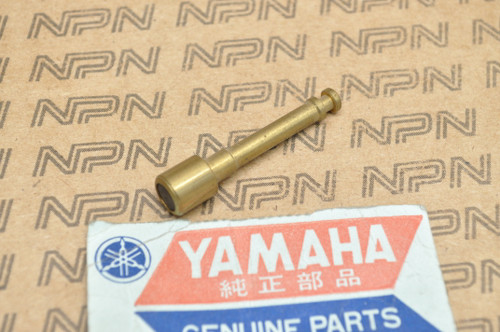 NOS Yamaha AT1 CT1 DT1 DT250 HT1 LT2 R3 RT2 YL1 YR2 Starter Plunger 132-14171-00