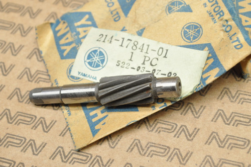 NOS Yamaha DT250 DT400 R5 RD400 RT1 TR3 TZ350 Tachometer Drive Gear 214-17841-01