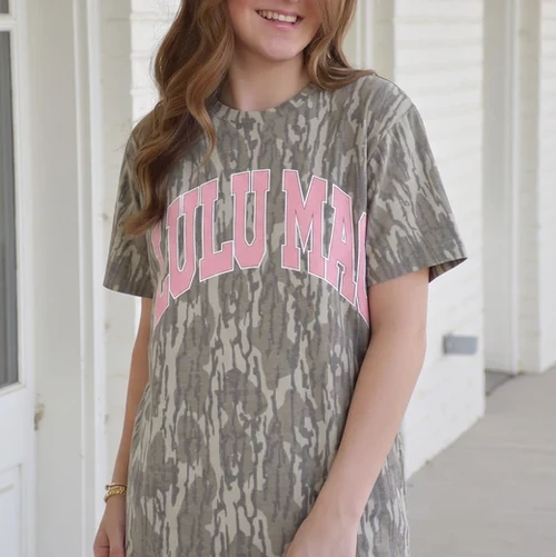 LULU MAC BOTTOMLAND CAMO TEE BOTTOMLAND CAMO/LIGHT PINK