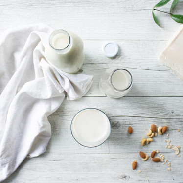 DIY Mylk: Creamy Oat and Almond Cashew Blend