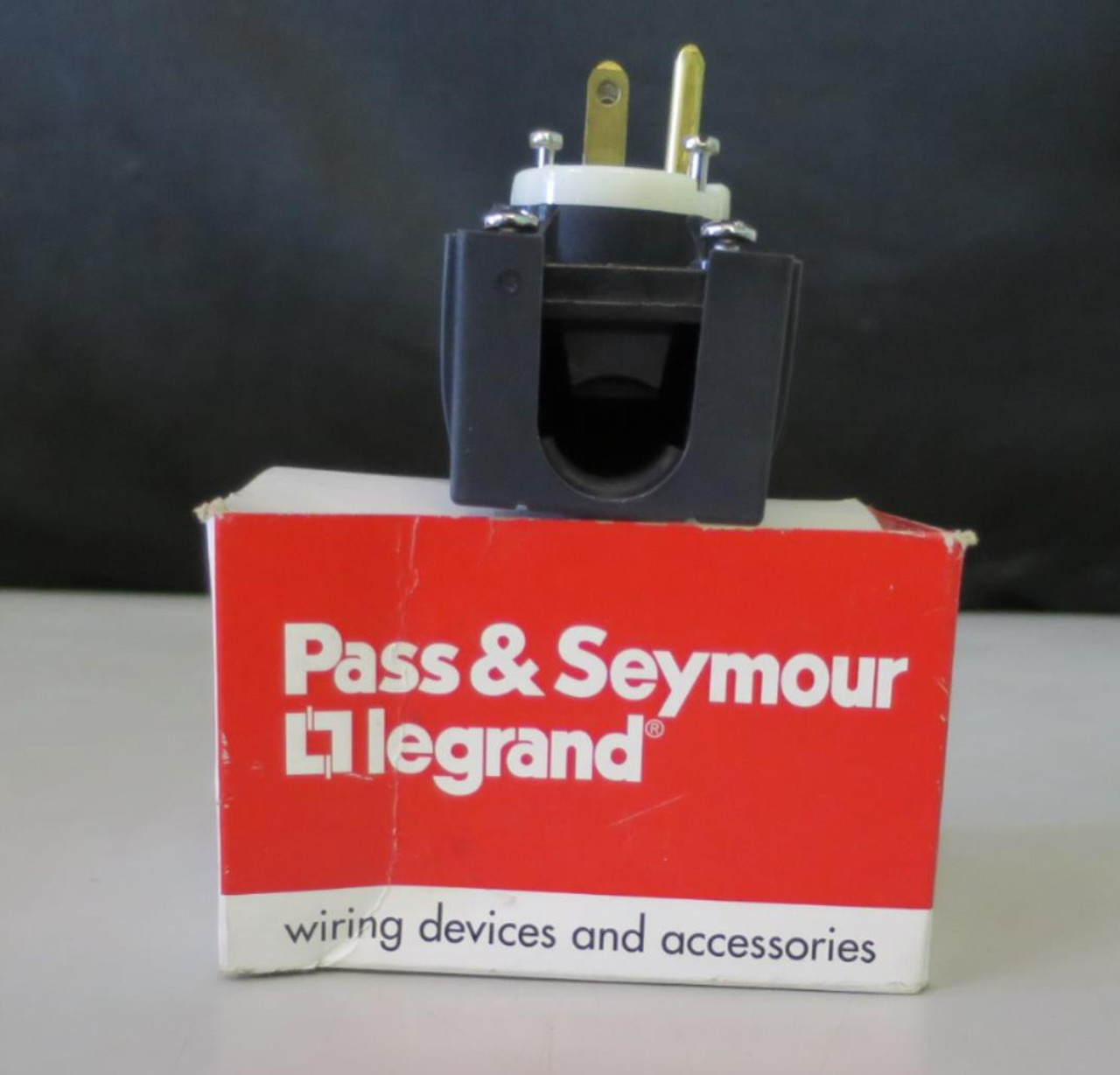 Pass & Seymour 5266-XAN, Straight Blade Angle Plug 15A, 125V