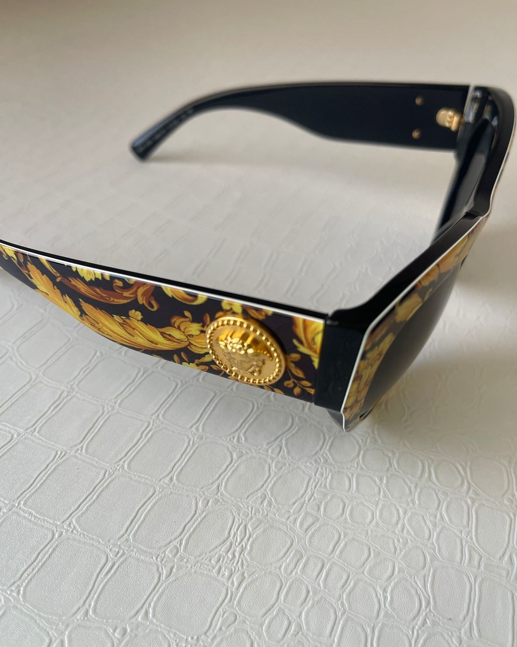 Versace Tribute Barocco Print Sunglasses | The Shopping Cart display picture 3