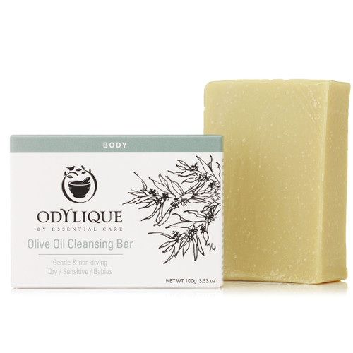 Odylique Pure Olive Cleansing Bar er et økologiske såpestykke laget for å kunne brukes på selv den mest sensitive hud. Såpestykket, som er laget med olivenolje, gir deg en ansiktsrens som mildt fjerner skitt og smuss fra både hender, kroppen og ansiktet uten å strippe huden for dens naturlige oljer.