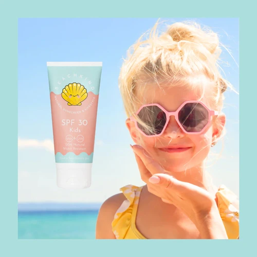 Barn med Beachkind naturlig solkrem SPF 30 – trygg solbeskyttelse for sensitive barnehud