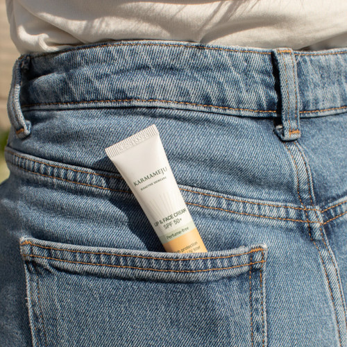 Karmameju Lip & Face Cream SPF 50+ i praktisk lommeformat på 12 ml, mineralsk solbeskyttelse til å ha med