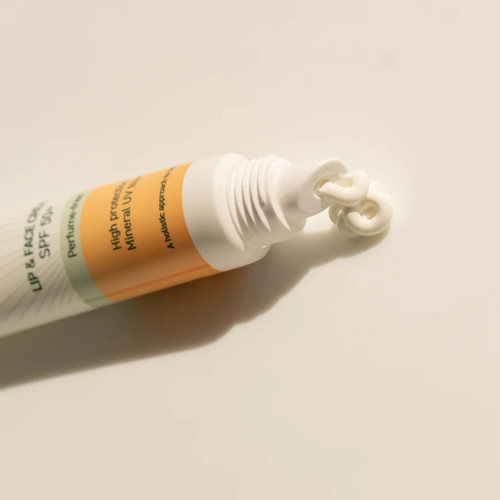 Tekstur av Karmameju Lip & Face Cream SPF 50+, gjennomsiktig mineralsk solfilter som ikke gir hvitt lag