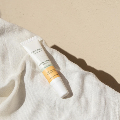 Mineralsk solkrem fra Karmameju påføres lepper og ansikt for høy bredspektret SPF 50+ beskyttelse
