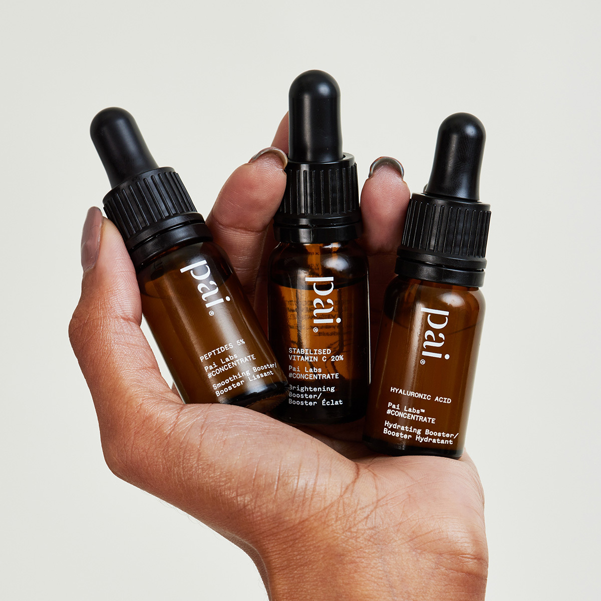Boosterene fra Pai Skincare inneholder aktive ingredienser som lyser opp, renser, beroliger, beskytter, styrker, tilfører fuktighet og jevner ut huden. Og selvfølgelig – alle er laget for sensitiv hud!