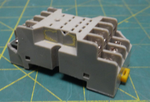 Young Electronics Relay Socket SQ-14 15-Pins 300 V 5 Amps Missing 1 Screw