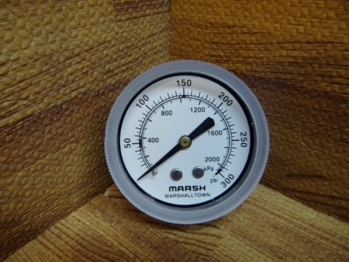 2 1/2" Marsh Marshalltown 0-300 PSI 0-2000 kPa Pressure Gauge 1/4" NPT PN J5458