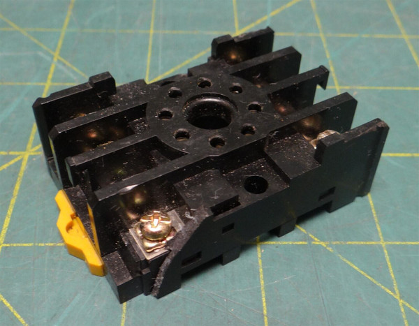 Omron Automation Relay Socket PF085A 8-Pin Chipped Missing 4 Screws DIN Rail 
