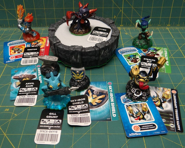 Skylanders Spyro's Adventure Game/Figure Lot Nintendo Wii Portal of Power, Cards