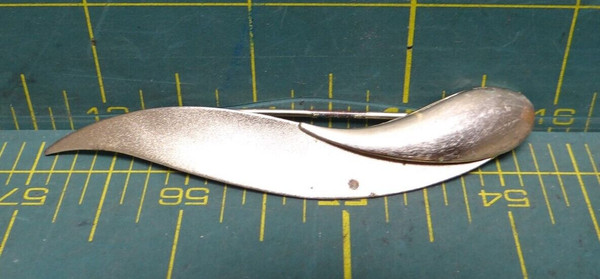 Sarah Coventry Plain Gold Tone Pin 3.25"L Simple Swirl Wave Feather Brooch Lapel