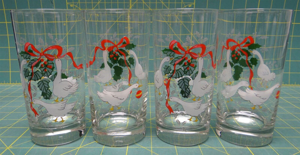 Set Of 4 Vintage Christmas Goose & Holly Clear Glass Drinkware Set 5.5" H 