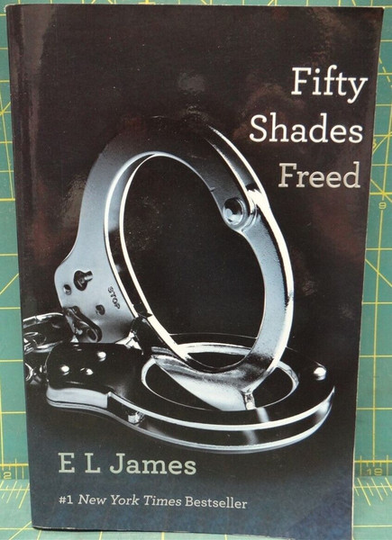 Fifty Shades Freed E.L. James 2011 Paperback 579 pgs Best Seller Romance
