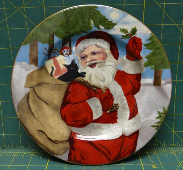 American Atelier 8" Santa With Holly Berry 5052 Porcelain Dessert Salad Plate