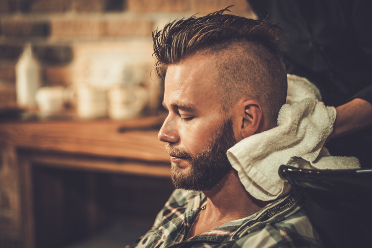 Barbershop: 4 tips to perform hair straightening in men