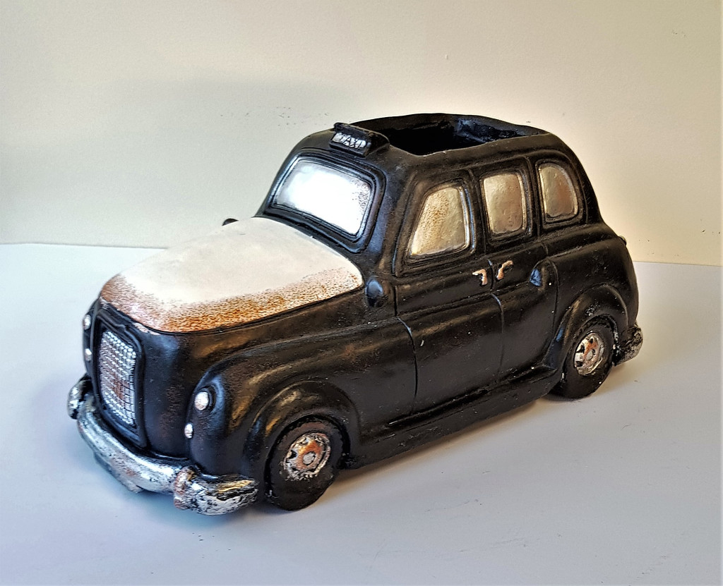 NOVELTY LONDON CAB PLANTER - LF013