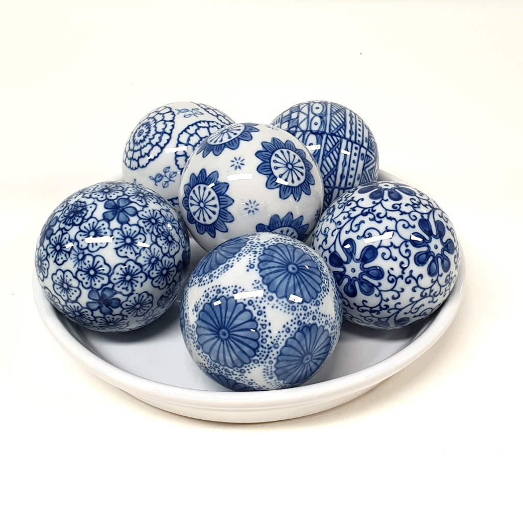 SET 6 ASSORTED BLUE AND WHITE BALLS - PE1025